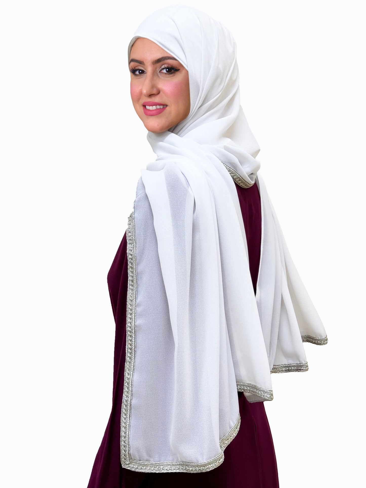 شيله فاخره باطراف مشغولة يدويا بخيوط معدنية فضية