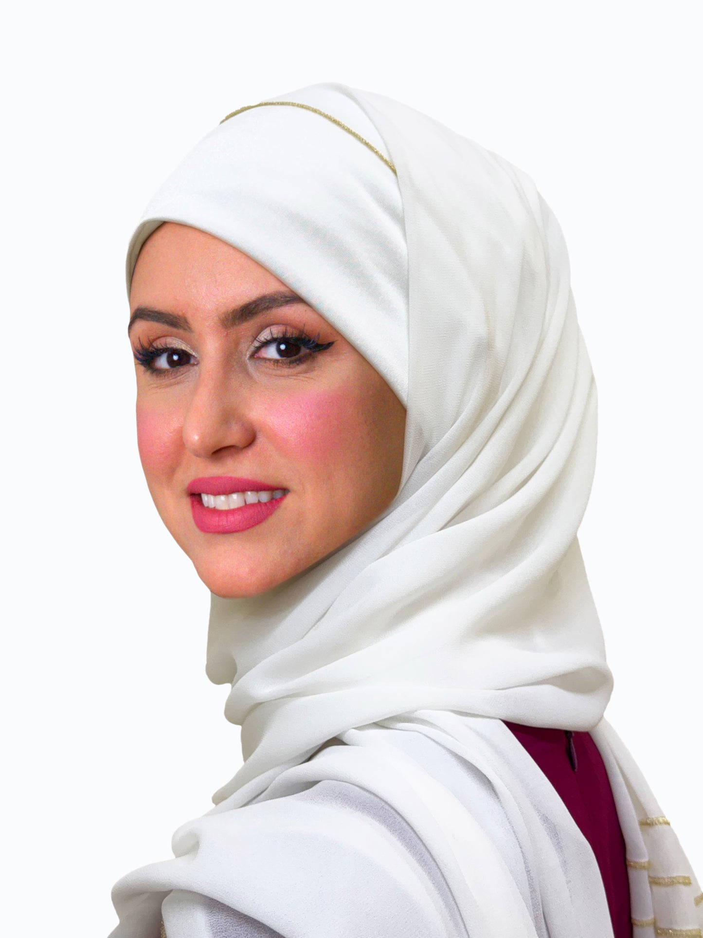 شيله مع راسية ظاهره مشغولة بخيوط معدنية ذهبية