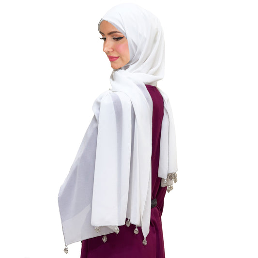 شيله فاخره باطراف مشغولة بخيوط معدنية فضية مزينه باكسسوارات فضية مميزه